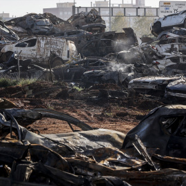 Los restos del incendio de la campa de residuos y vehículos de la DANA, a 17 de diciembre de 2024, en Catarroja, València.