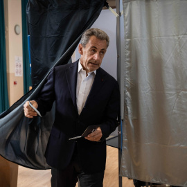 Foto de archivo del expresidente francés Nicolas Sarkozy después de votar en las elecciones parlamentarias.