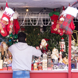 Un hombre observa una caseta del mercadillo de Navidad, en la Plaza Mayor de Madrid.