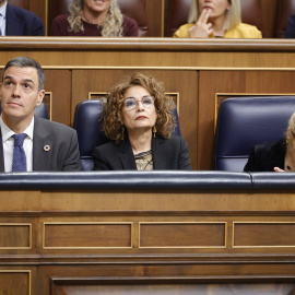 El presidente del Gobierno, Pedro Sánchez; la vicepresidenta primera y ministra de Hacienda, María Jesús Montero y la vicepresidenta segunda y ministra de Trabajo, Yolanda Díaz, durante una sesión de control al Gobierno