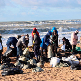 Voluntarios trabajando para limpiar el petróleo derramado en la costa después de un incidente de dos petroleros dañados por una tormenta en el estrecho de Kerch (Rusia)