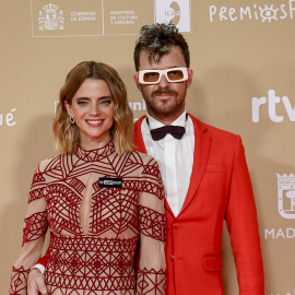 La actriz Macarena Gómez y su pareja Aldo Comas posan en la alfombra roja de la 30 edición de los Premios José María Forqué, en el Palacio Municipal de IFEMA, en Madrid.