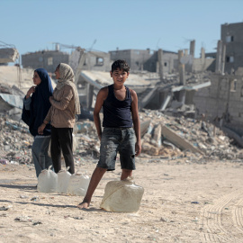 Foto de archivo de un niño palestino con botellas de agua, en el sur de la Franja de Gaza