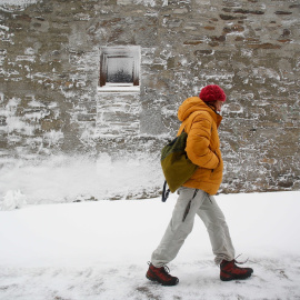 Una persona pasea por la nieve en Galicia, a 9 de diciembre de 2024.