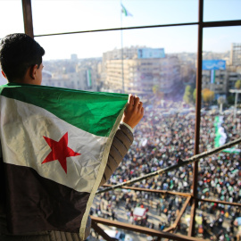 Sirios celebrando en Alepo la caída del regimen de Al-Assad.