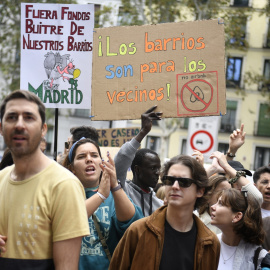 Varias personas durante una manifestación para denunciar el precio de los alquileres en Madrid, a 13 de octubre de 2024.