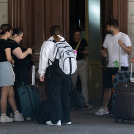 Una joven turista con otros jóvenes en un soportal