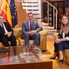 El secretario de Organización del PSOE, Santos Cerdán y el presidente del Gobierno en funciones, Pedro Sánchez, reciben a la diputada de Junts, Miriam Nogueras el 13 de octubre de 2023.