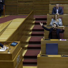 José Muñoz (PSPV) le hace un gesto a Carlos Mazón en Les Corts Valencianes.