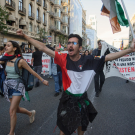 Decenas de personas durante una cacerolada pro Palestina en Plaza Universitat, en Barcelona.