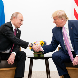 Vladimir Putin (izquierda), presidente de Rusia, y Donald Trump (derecha) estrechándose la mano en 2019.