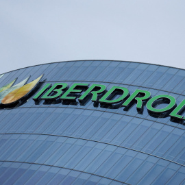 El logo de Iberdrola, en lo alto de su sede en Bilbao.