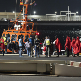 Llegada al puerto de Arrecife de 119 personas rescatadas de dos lanchas neumáticas.