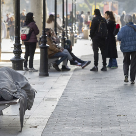 Una persona sin hogar en el centro de Barcelona, a 18 de diciembre de 2024.