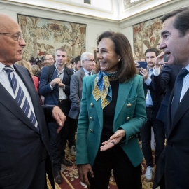 El presidente del Banco Sabadell, Josep Oliu; la presidenta de Banco Santander, Ana Botín, y el presidente del BBVA, Carlos Torres Vila, conversan tras la ceremonia de toma de posesión de José Luis Escrivá como gobernador del Banco de España, el pasado septiembre de 2024.