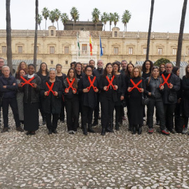 Protesta de miembros de varias ONGs ante el Parlamento andaluz por el recorte del presupuesto de la Junta para cooperación internacional.