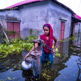 Inundaciones masivas, desplazamientos forzados y pérdidas económicas colosales. El cambio climático ha dejado de ser una amenaza futura para convertirse en una crisis presente. Hoy les traemos un recorrido por los países más afectados durante el último año y los estragos que ha causado esta crisis. España, varios países europeos, Brasil, Cuba, Kenia, Tanzania, Sudán del Sur, Vietnam y Nepal . Las cifras son alarmantes y detrás de ellas están las vidas de miles de personas.

Nuestro periodismo es posible gracias a nuestros suscriptores. Únete a la República de Público y defiende el periodismo valiente, feminista y de izquierdas: https://bit.ly/3REUOTN

Periodismo, investigación y compromiso para construir un mundo más igualitario.
¡Suscríbete ya a nuestro canal!: https://bit.ly/2U8nM0q
Visita: https://www.publico.es
Síguenos en Facebook: https://www.facebook.com/diario.publico/
Síguenos en Twitter: https://twitter.com/publico_es
Síguenos en Instagram: https://www.instagram.com/publico.es
Síguenos en TikTok: https://www.tiktok.com/@publico_es