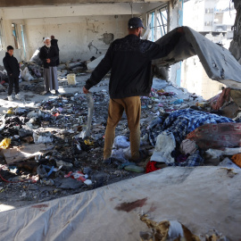 Palestinos inspeccionan los daños tras un ataque israelí contra una escuela que albergaba a personas desplazadas en Khan Younis, en el sur de la Franja de Gaza, a 16 de diciembre de 2024