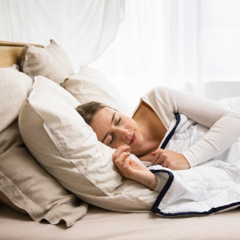 Imagen de una mujer durmiendo en la cama