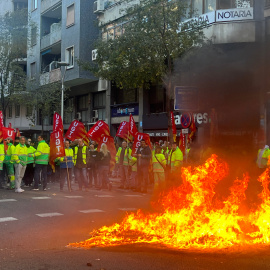 Un contenidor cremant en una protesta dels treballadors de la neteja a Barcelona aquest desembre.