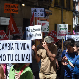 Varias personas durante una manifestación en defensa de la justicia climática, en Madrid.