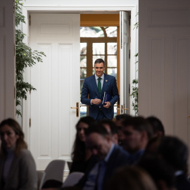 El presidente del Gobierno, Pedro Sánchez, llega a una rueda de prensa posterior a la reunión del Consejo de Ministros