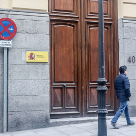 Una persona pasa por delante del Ministerio de Cultura en Madrid, en una foto de archivo.