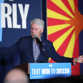 El expresidente de Estados Unidos Bill Clinton habla durante un mitin por el voto anticipado en apoyo a la campaña presidencial de Kamala Harris en Phoenix, Arizona.