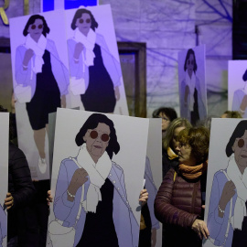 Varias personas sostienen un cartel con la imagen de Gisèle Pelicot, durante la concentración feminista en apoyo a Gisèle Pelicot, ante la embajada de Francia.