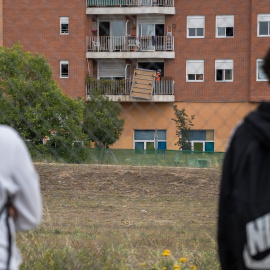 Dos adolescentes presenciando el desalojo de 62 familias, entre las que hay más de 150 niños, a 2 de junio de 2023.