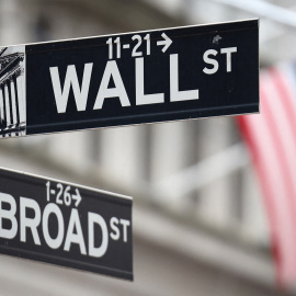 Un indicador de Wall Street, la calle donde tiene su sede la Bolsa de Nueva York (NYSE, por las siglas de New York Stock Exchange).