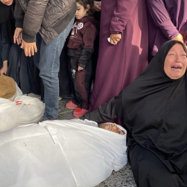 Una mujer palestina llora ante los cadáveres de sus familiares asesinados por las fuerzas sionistas, a 12 de diciembre de 2024.