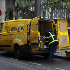 Un trabajador de Correos en una imagen de archivo.