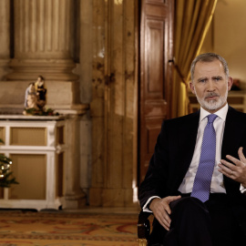 El rey Felipe VI en su tradicional mensaje de Navidad, grabado en el Salón de Columnas del Palacio Real.