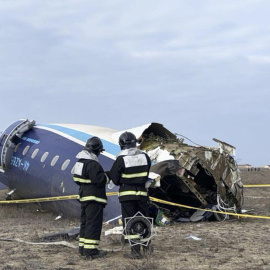 Un avión de pasajeros azerbaiyano se ha estrellado cerca de la ciudad de Aktau, en Kazajistán. Aún no hay un número confirmado de víctimas. El avión trasladaba a 105 pasajeros y 5 tripulantes, pero estos primeros datos no coinciden con los facilitados por la aerolínea. Lo que sí se ha filtrado a los medios es que hay 28 supervivientes hospitalizados.