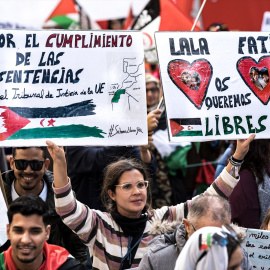 Varias personas durante una manifestación por la autodeterminación del Sahara Occidental, a 16 de noviembre de 2024, en Madrid (España)