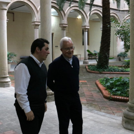 Un seminarista i el rector del Seminari Conciliar de Barcelona, Salvador Bacardit.