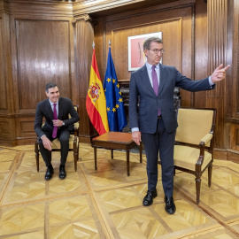 El presidente del Gobierno, Pedro Sánchez (i), y el líder del PP, Alberto Núñez Feijóo (d), durante una reunión, en el Congreso de los Diputados, a 22 de diciembre de 2023.