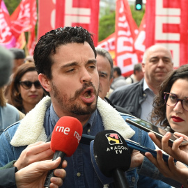 El secretario organización PSOE, Darío Villagrasa, ofrece declaraciones a los medios durante una manifestación por el Día del Trabajador, a 1 de mayo de 2024, en Zaragoza, Aragón (España)