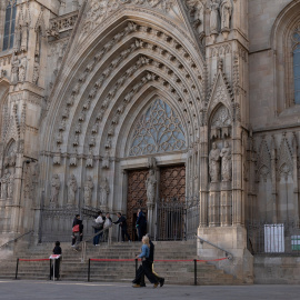 Varias personas delante de la fachada de la Catedral de Barcelona, a 19 de diciembre de 2024, en Barcelona.