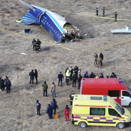 Integrantes de los cuerpos de emergencias trabajan en el lugar donde se estrelló un avión de pasajeros este miércoles, cerca de Aktau (Kazajistán).