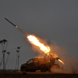 Miembros de la unidad de artillería del batallón de fusileros especiales de la policía de la región de Zaporizhia disparan cohetes (MLRS) hacia las tropas rusas.