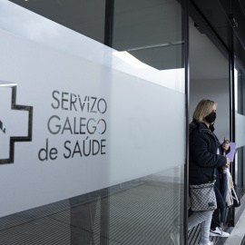 Una mujer sale con mascarilla del Hospital Álvaro Cunqueiro de Vigo (Pontevedra).