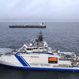 Esta fotografía difundida por la Guardia Fronteriza finlandesa el 26 de diciembre de 2024 muestra el barco Turva de la Guardia Fronteriza finlandesa (al frente) y el petrolero Eagle S en el mar cerca de Porkkalanniemi.