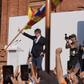 El expresidente de la Generalitat de Catalunya, Carles Puigdemont llega para intervenir en un acto de bienvenida organizado por entidades independentistas en el paseo Lluís Companys, a 8 de agosto de 2024, en Barcelona