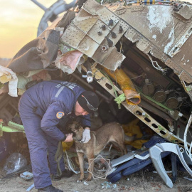 Cuerpos de rescate en el lugar del accidente de avión en Aktau, a 26 de diciembre de 2024.