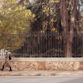 Dos personas ancianas caminando en Madrid.