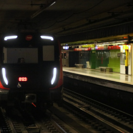 Un metro arriba a l'estació de Bellvitge, a la línia 1.