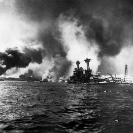 Imagen del hundimiento del USS California durante los ataques de Pearl Harbor del 7 de diciembre de 1941