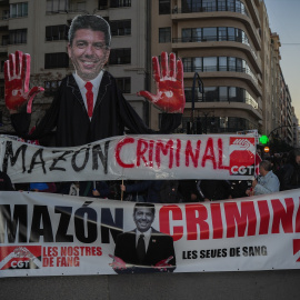 Varias personas durante la tercera manifestación convocada contra la gestión de la DANA del president de la Generalitat, desde la Plaza del Ayuntamiento a Plaza de América, a 29 de diciembre de 2024, en València.